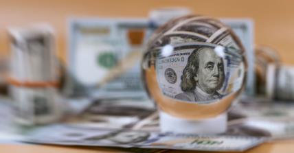 Kristalna kugla uveličava novac