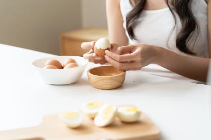 Žena jede kuvano jaje