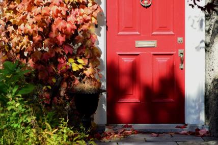 Crvena vrata u jesen