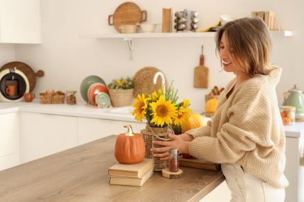 Žena stavlja buket u vazu