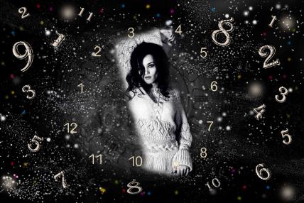 Devojka okružena numerologijom