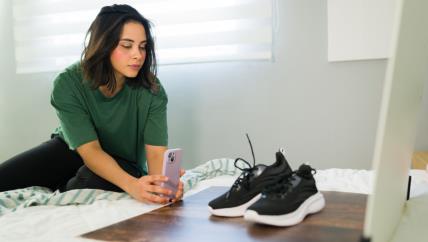 Devojka slika nenošene patike