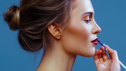 Žena nanosi crveni karmin