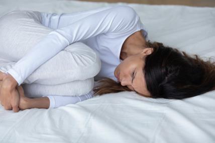 Žena u fetalnom položaju