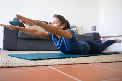 Žena radi vežbu na stomaku