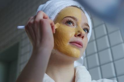 Žena nanosi masku sa kurkumom