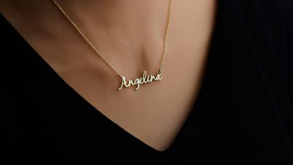 Žena nosi lanac s imenom Angelina