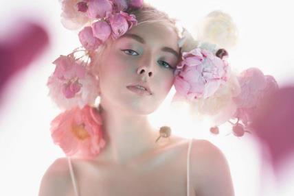 Devojka sa cvećem u proleće