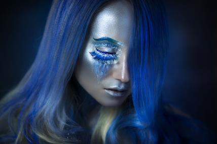 Žema sa elektrikplavom kosom