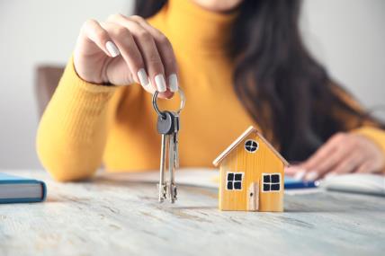 Žena drži ključeve od kuće