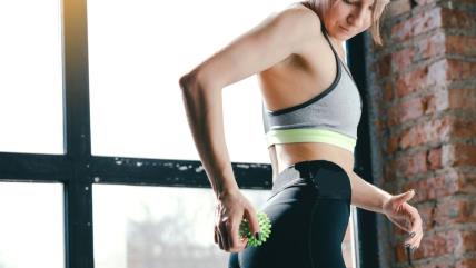 Žena vežba gluteus