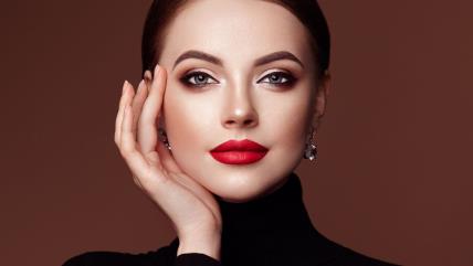 Žena sa zalizanom kosom