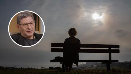 Mihail Labkovski i žena na klupi sama