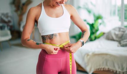 Žena meri obim struka