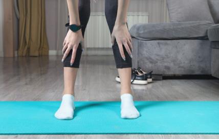 Devojka vežba na strunjači