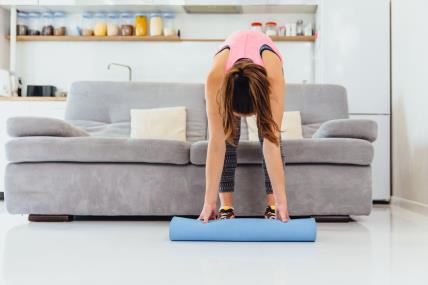 Žena se sprema za vežnbanje