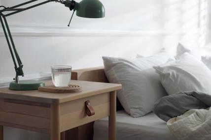 Čaša vode pored kreveta