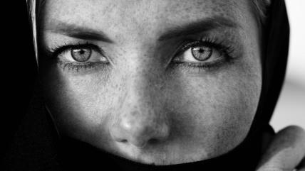 Oči jake žene u ogledalu