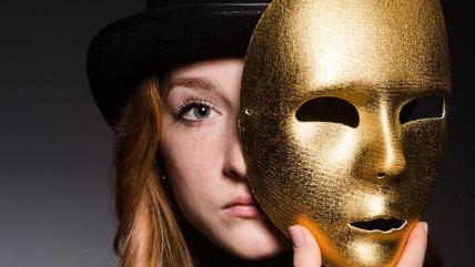 Žena nosi zlatnu masku
