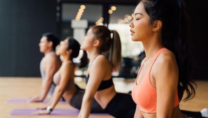 Azijatkinje vežbaju pilates