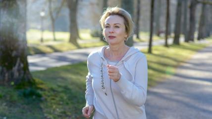 Žena brzo hoda u parkui