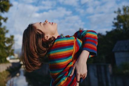 Devojka s boemskom frizurom na suncu