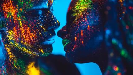 Ljubavni par obojen bojama