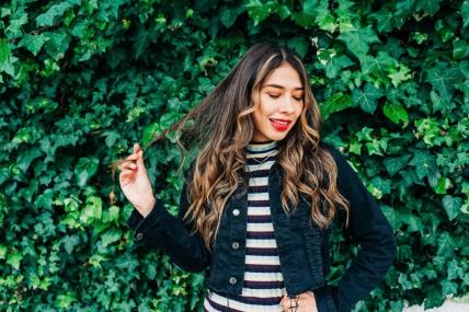 Devojka u haljini na pruge i sa teksas jaknicom