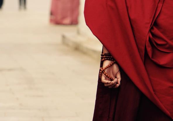 Tibetanski monah drži brojanicu