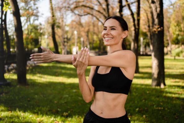 Žena radi vežbe u prirodi