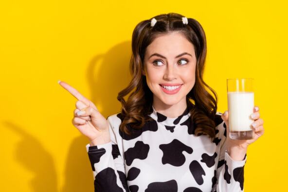 Žena pije kefir sa kurkumom