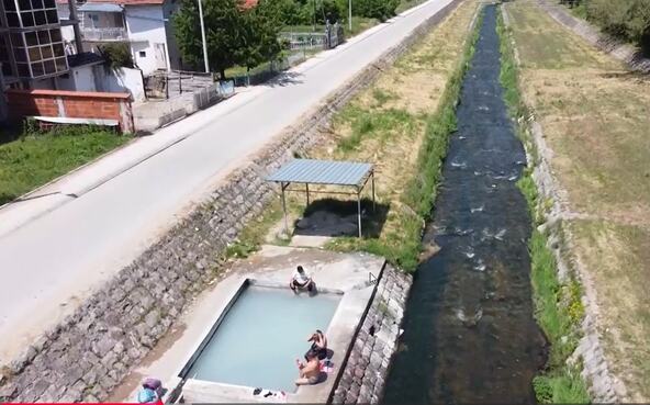 2026_09_07_11_33_25_VRANJSKA_BANJA_gde_se_vide_samo_dve_boje_ZELENA_brda_i_PLAVO_nebo_TURE_KROZ_A.jpg