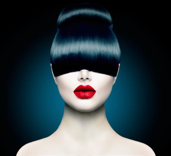 Japanka sjajne kose i sa crvenim ružem