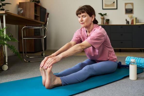 Žena se isteže na prostirci