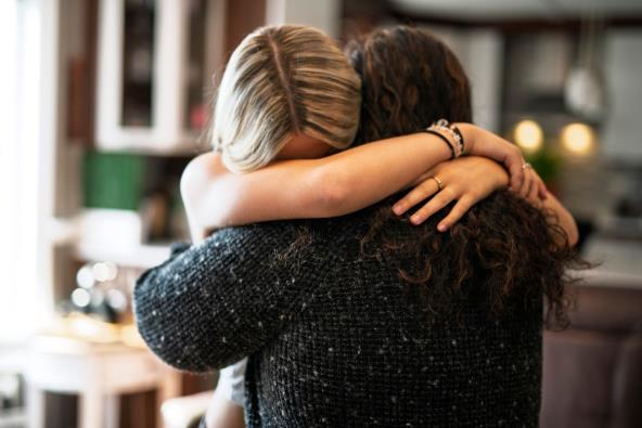 Zagrljaj majke i ćerke