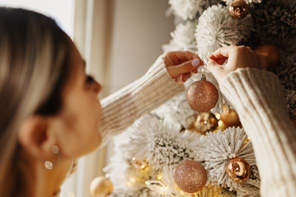 Žena kiti novogodišnju jelku