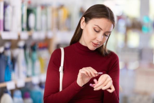 Žena isprobava ruž