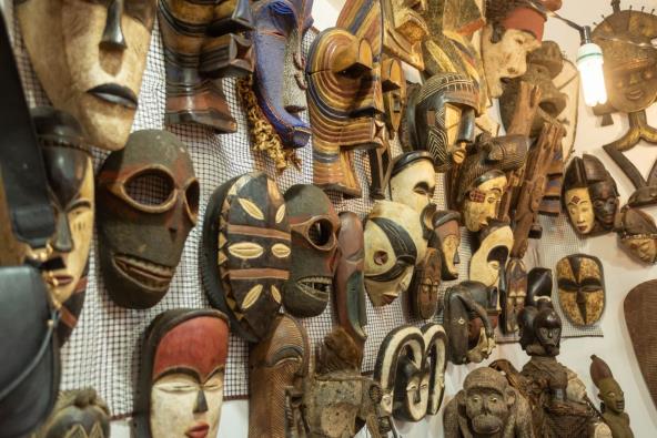 Maske na zidu za slovenski horoskop