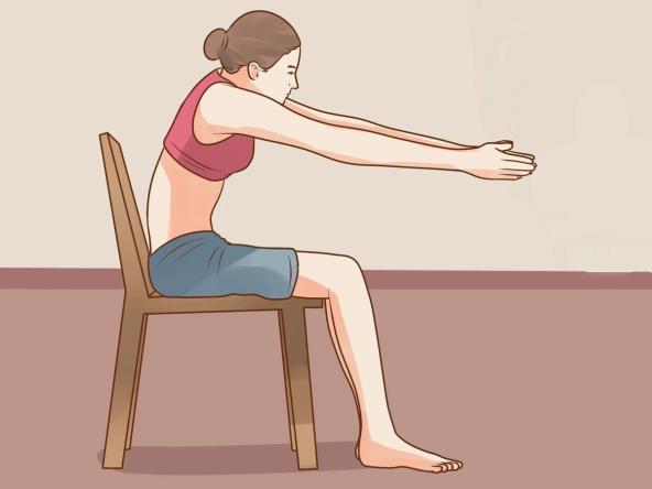 Žena se isteže na stolici