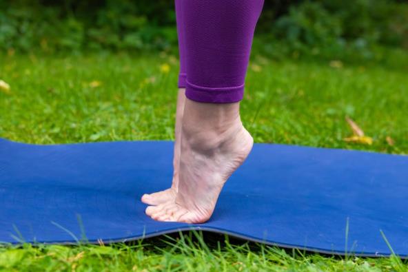 Žena stoji na prstima