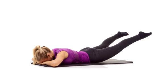 Žena vežba na stomaku