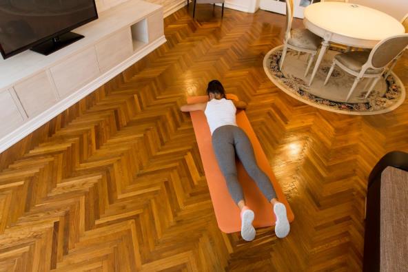 Žena leži na stomaku