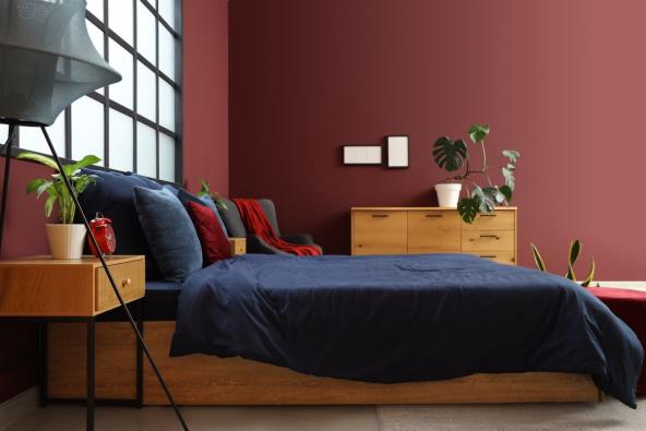 Spavaća soba bordo zidova