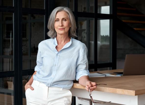 Otmena žena drži naočare