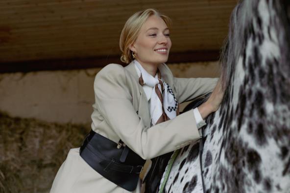 Bogata žena mazi konja