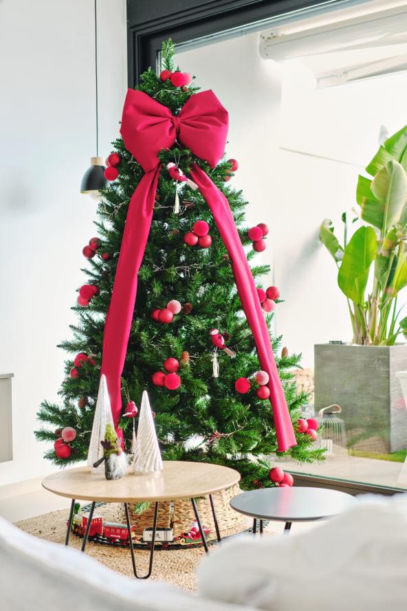 Novogodišnja jelka sa crvenom mašnom