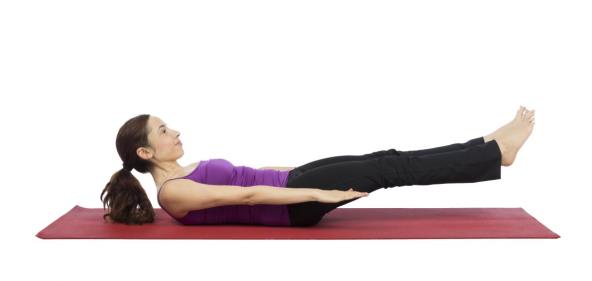 Žena radi kinesko istezanje Meseca