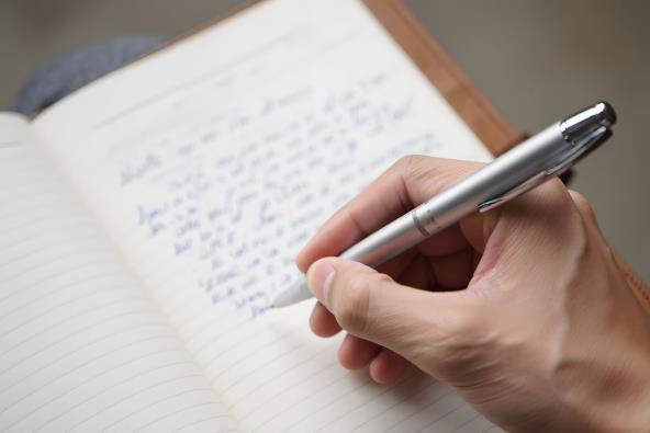 Žena piše hemijskom