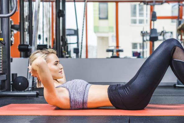 Žena radi trbušnjake