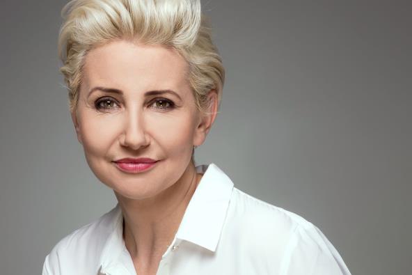 Žena ima biksi frizuru